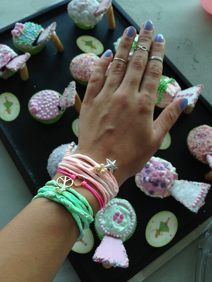 pink cupcakes, armbänder pink grün