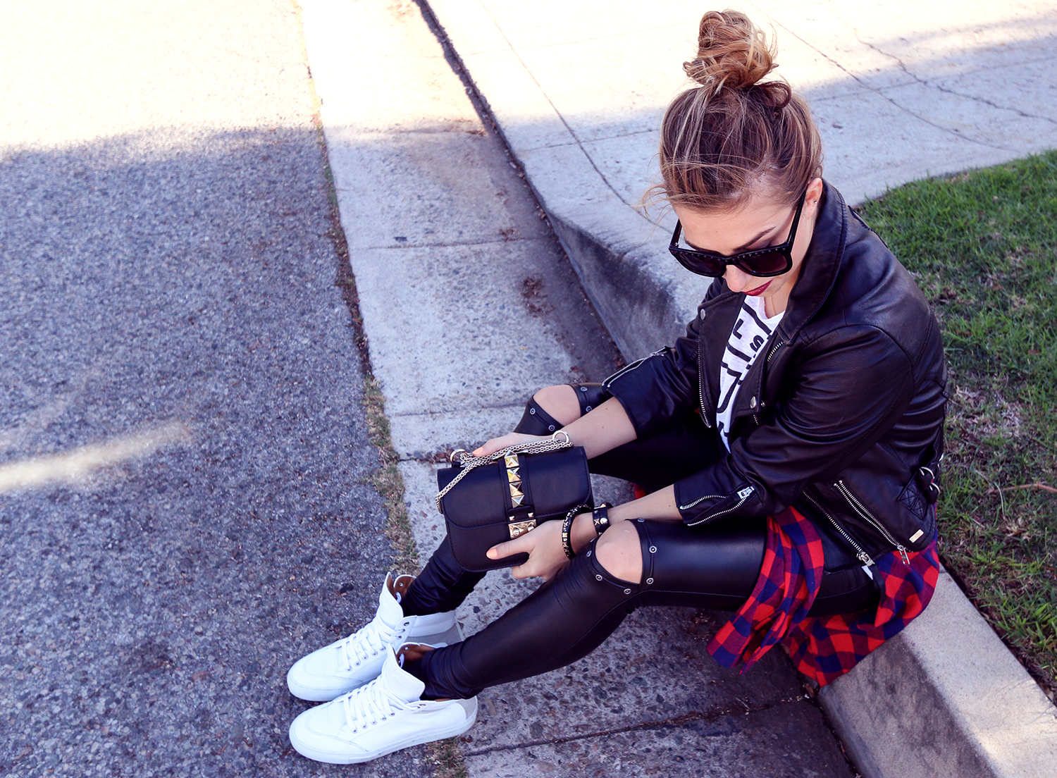 fashion_blogger_black_leather_pants_white_sneaker_diane_von_furstenberg_sun_glasses