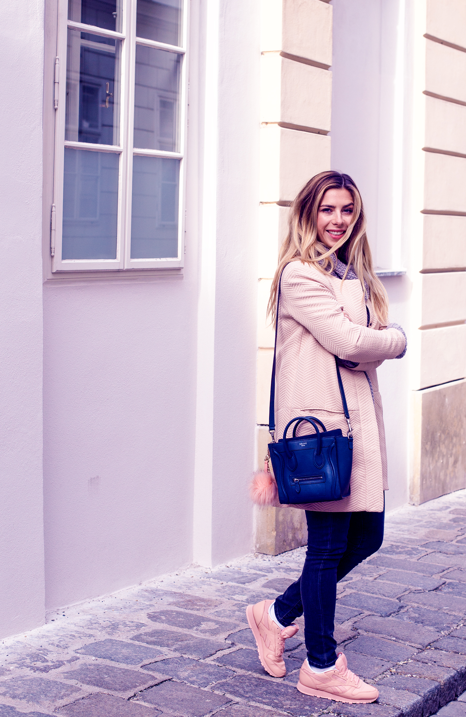 Wien_Fashion_Blogger_Luisa_Lion_blaue_Celine_Nano_Tasche