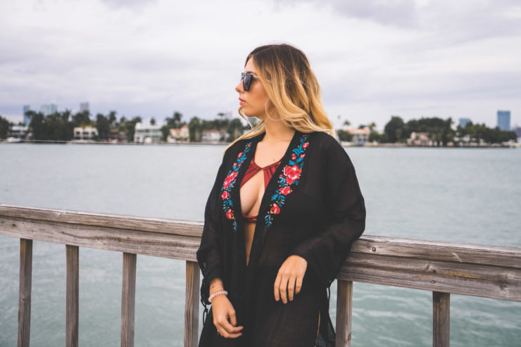 Bikinitop, Bikinihose, Kimono, Sonnenbrille