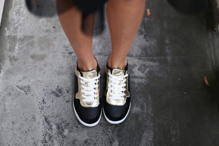 schwarz goldene Sneaker