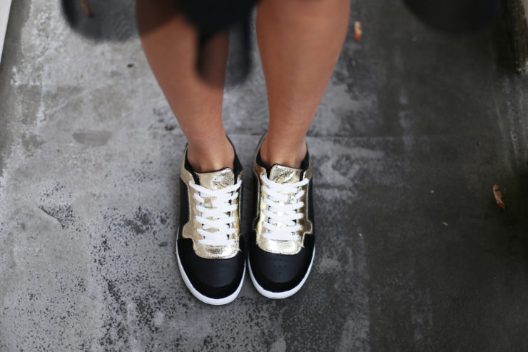 schwarz goldene Sneaker