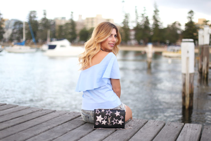 LuisaLion_Blog_Outfit_Sydney - Oberteil - Zara, Jeans Shorts - One Teaspoon ,Choker - No Name, Wanderlust Sternchen Sneakers - Saint Laurent, Sternen Tasche - Saint Laurent, Sonnenbrille - Prada