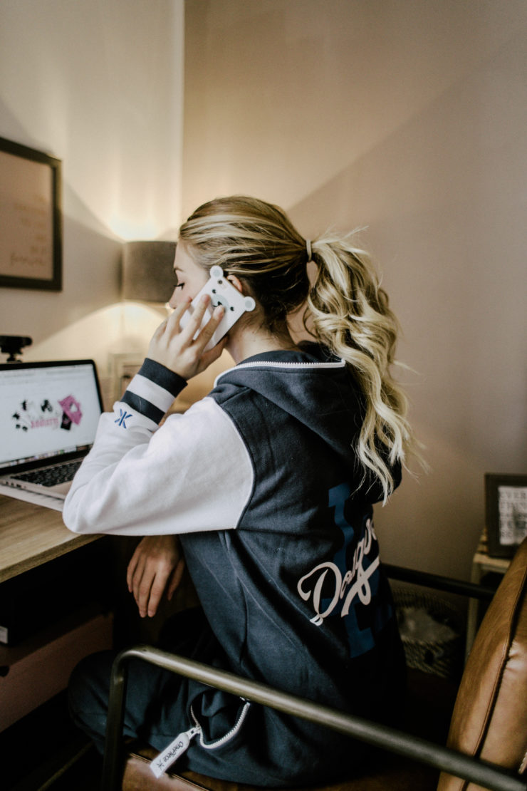 Onesie weiß blau, gestreifte Bündchen