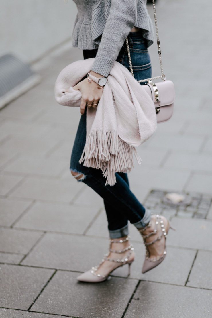 pastell high heels, jeans, handbag