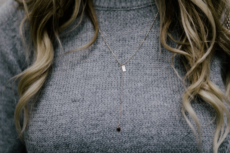grey Pullover, golden necklace