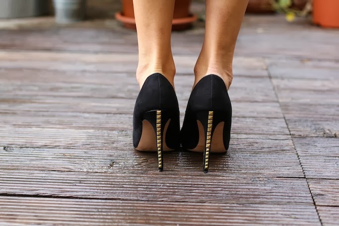 schwarze high heels mit nieten am absatz