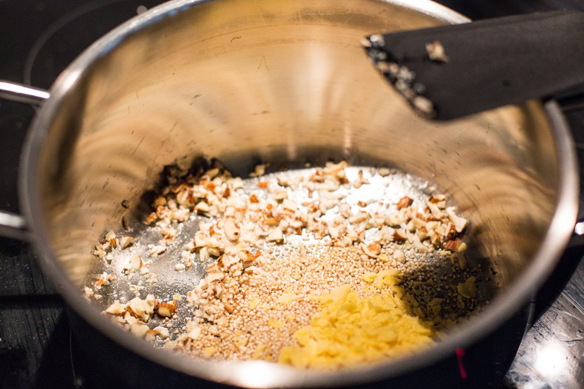 3. Mandeln, Amaranth, Cornflakes im Kokosöl kurz anbraten