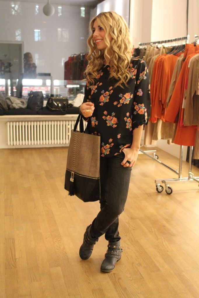 schwarze bluse mit blumen hallhuber