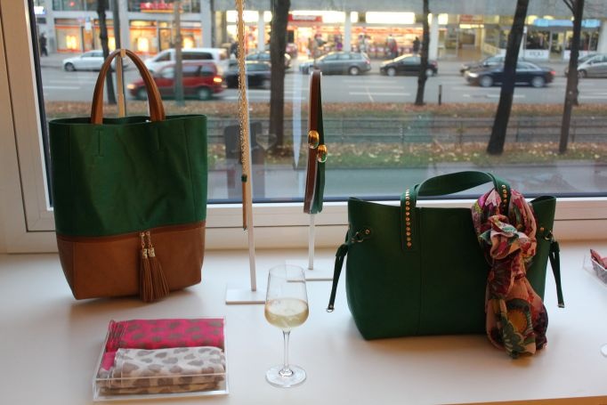 grüne handtasche hallhuber