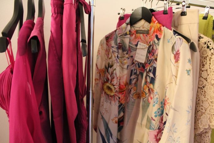 weiße bluse mit blumen hallhuber