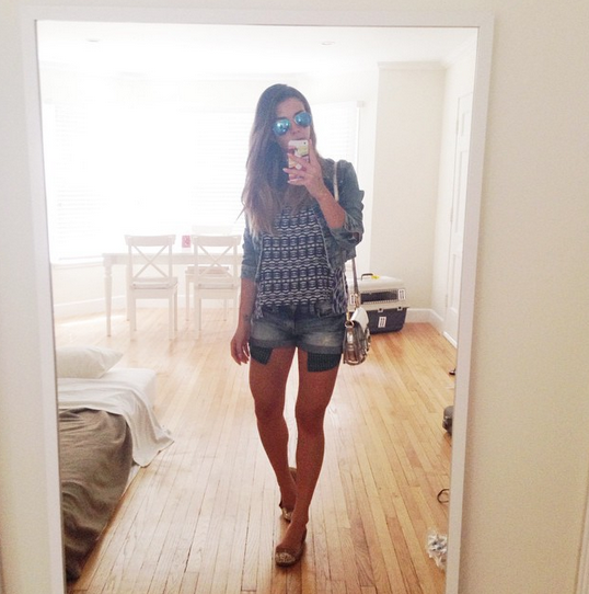 blaue jeans shorts mit taschen