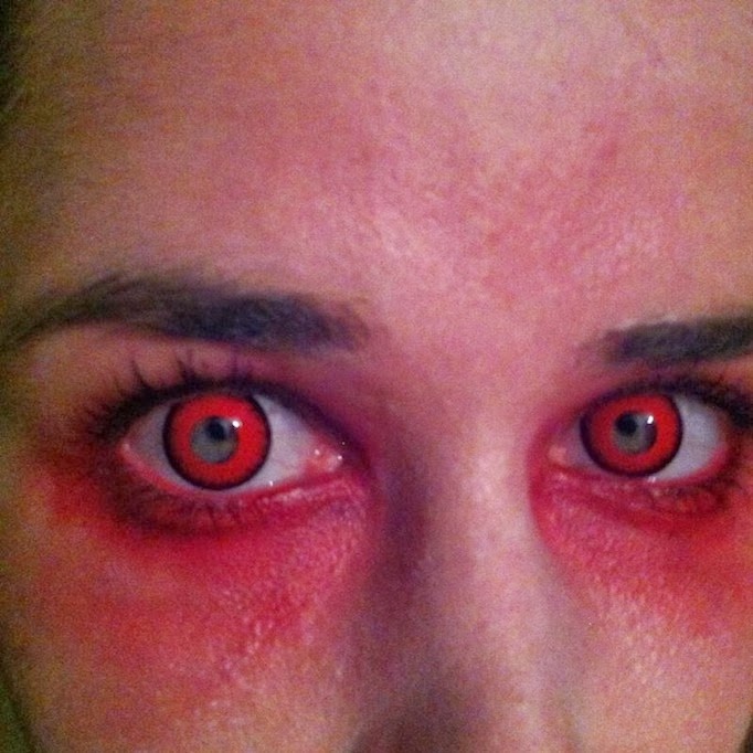 rote Kontaktlinsen halloween