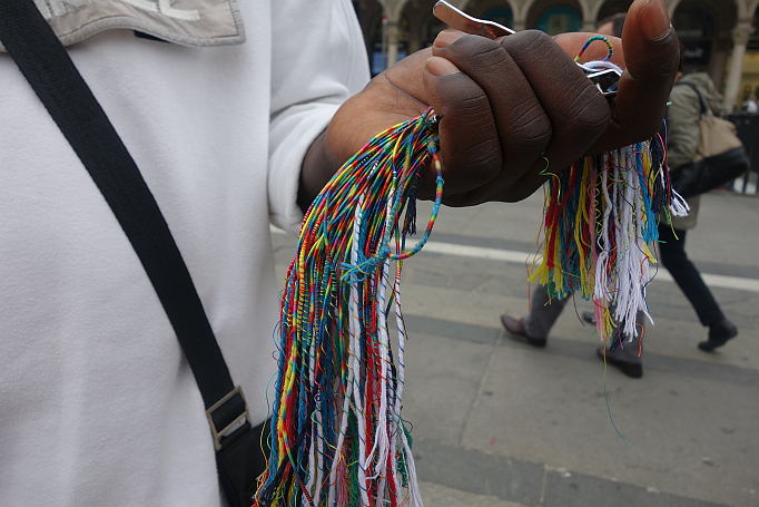 bunte armbänder