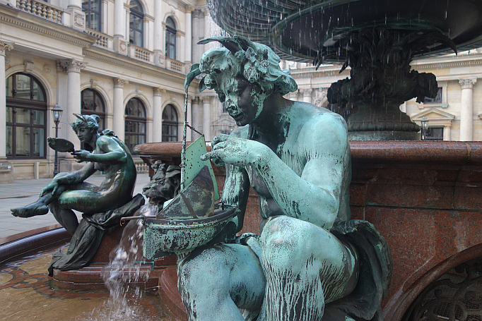 brunnen rathaus hamburg innenhof