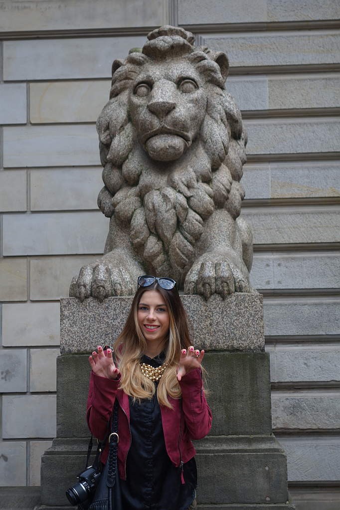 statue lion