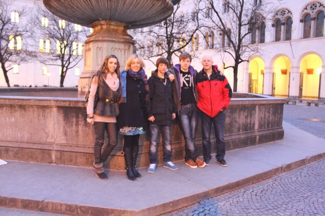 Munich from above, Bayrischer Hof and Tommy Hilfiger Shopping Window with real Models