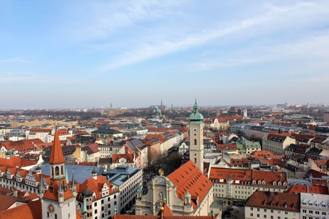 Munich from above, Bayrischer Hof and Tommy Hilfiger Shopping Window with real Models