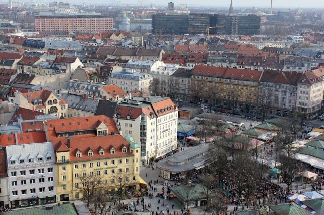 Munich from above, Bayrischer Hof and Tommy Hilfiger Shopping Window with real Models