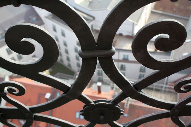 Munich from above, Bayrischer Hof and Tommy Hilfiger Shopping Window with real Models