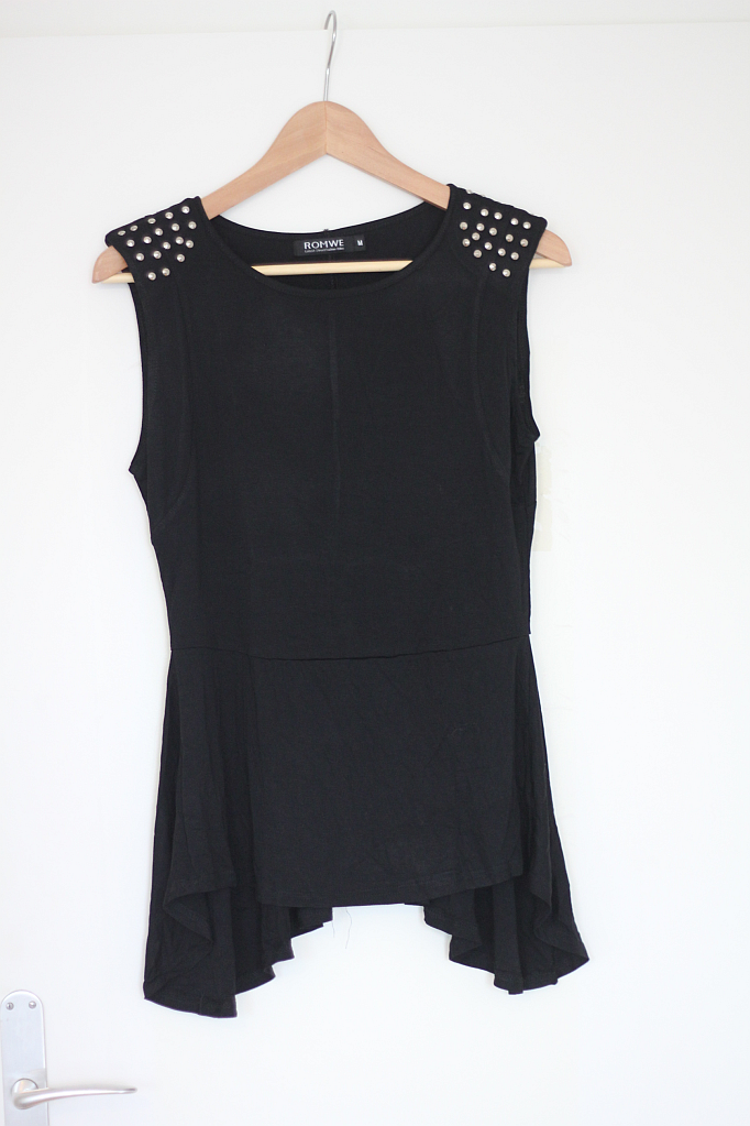 schwarzes Peplum Top mit Nieten Romwe