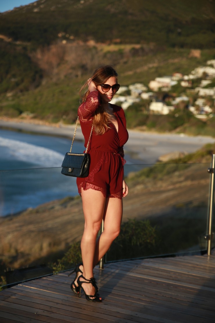 dunkelroter jumpsuit mit spitze