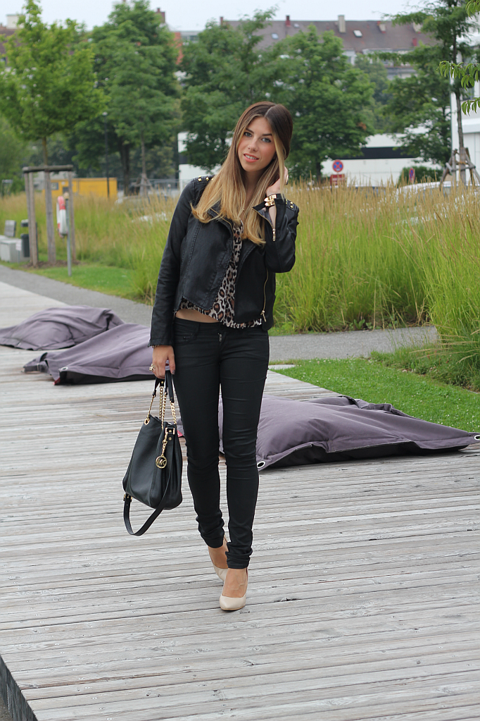 hm leo bluse ombre haare schwarze hose h&m