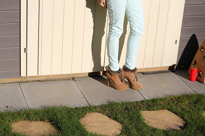 Outfit: minty pants and golden sweater