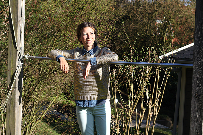 Outfit: minty pants and golden sweater