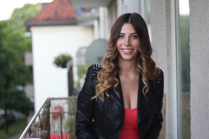 schwarze lederjacke mit stacheln