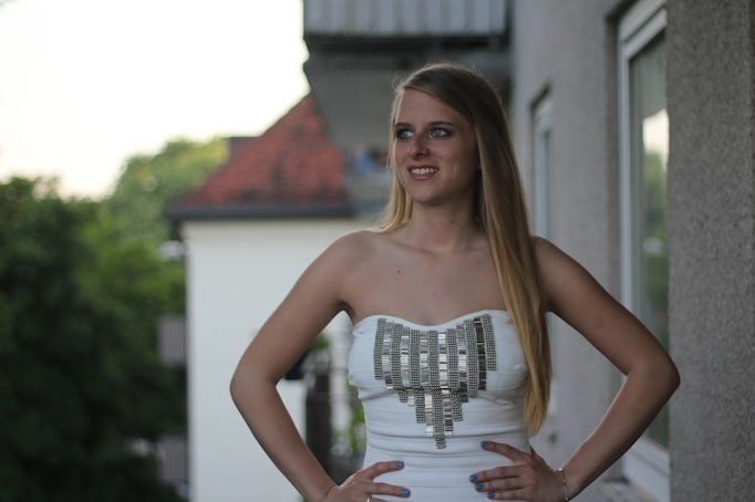 weißes kleid silber steine