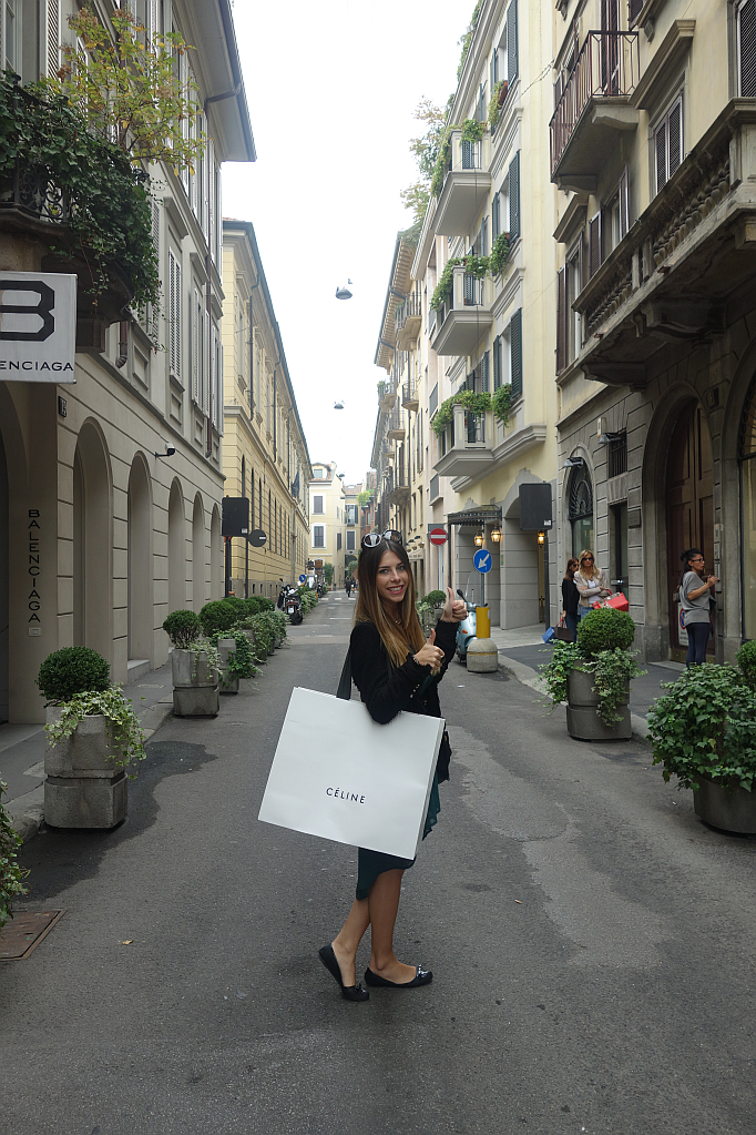 Shopping in Milano - Luna and Luisa go crazy