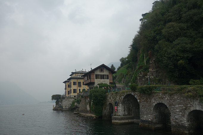 lago di como brücke am meer