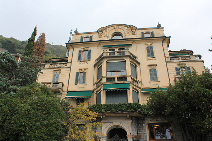 gebäude am hang in italien