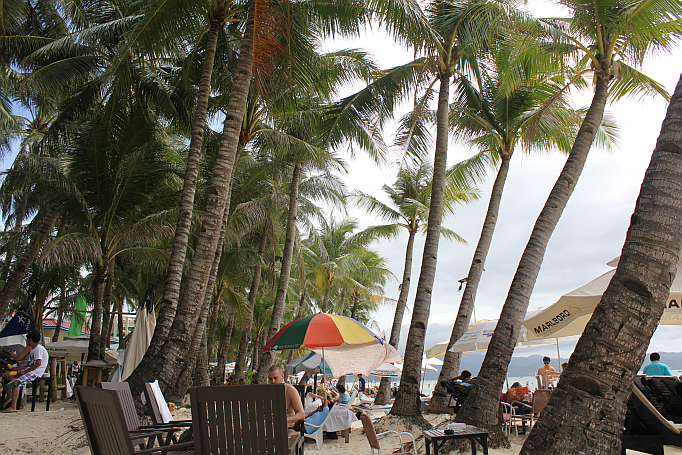 strand mit palmen am white beach boracay