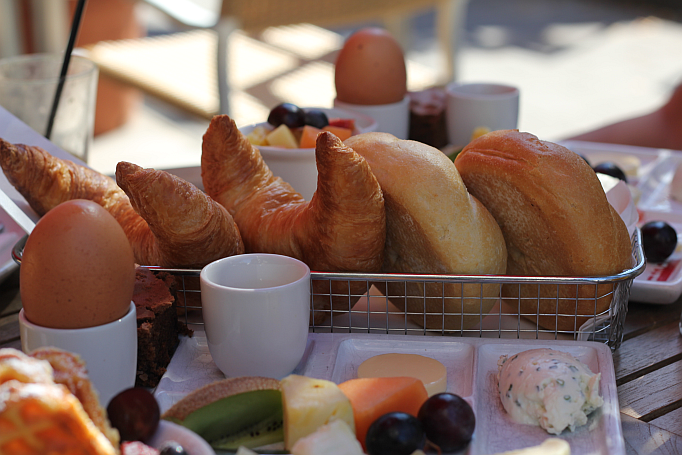 croissants und obst