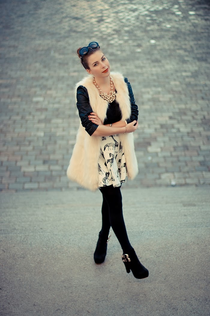 model in schickem outfit