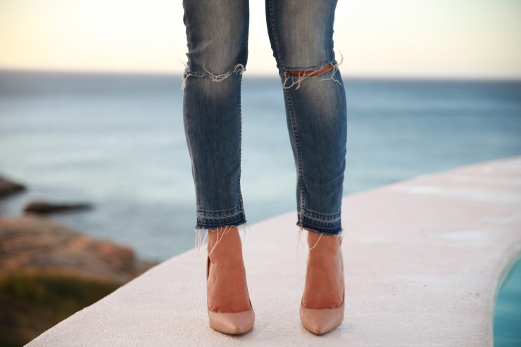 ripped jeans und rosa pumps