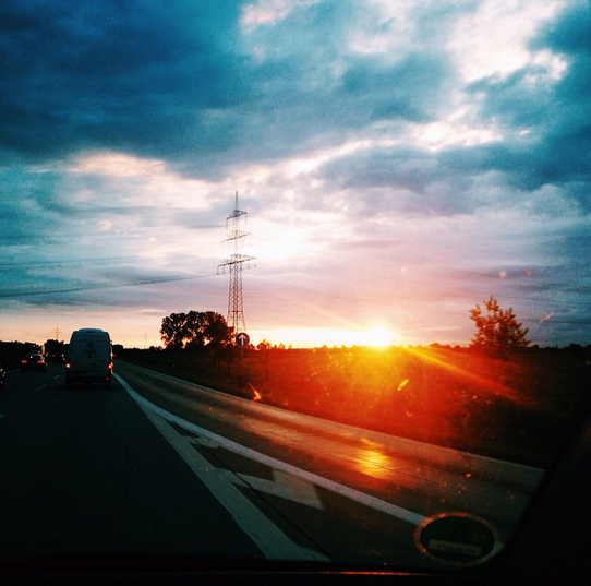 sonnenuntergang auf der autobahn