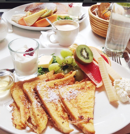 french toast und obst