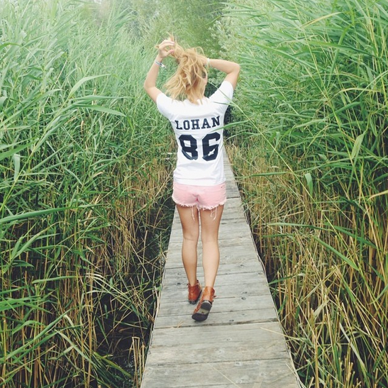 sommer outfit mit kurzer pinker hose