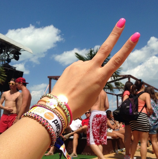 bunte armbänder und pinker lippenstift