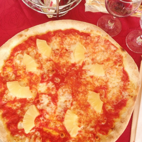italienische pizza mit ananas