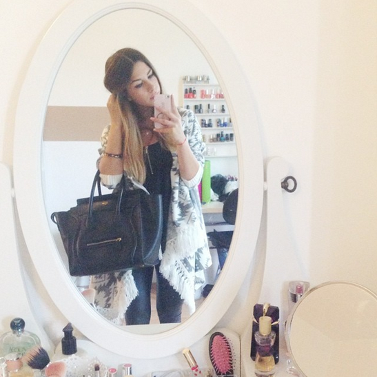 outfit mit poncho und großer schwarzer tasche