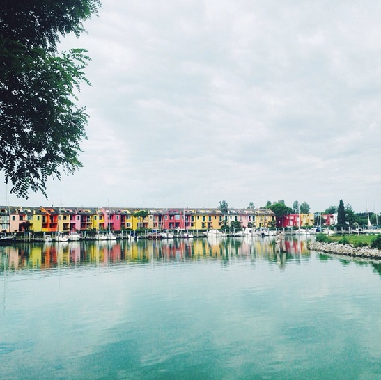 bunte häuser in caorle