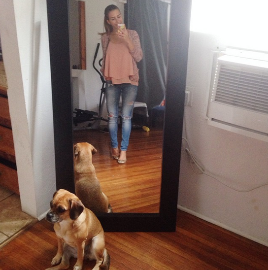ripped jeans und rosa oberteil