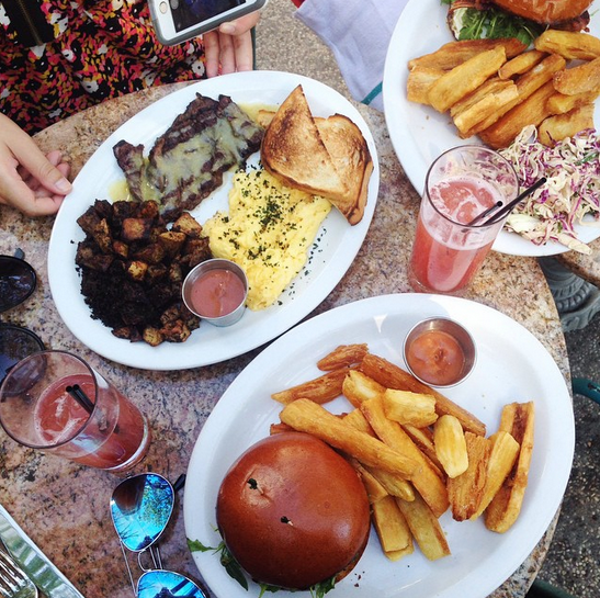 veganer burger mit pommes