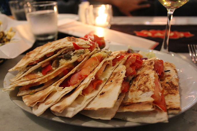 fladenbrot gefüllt mit tomaten