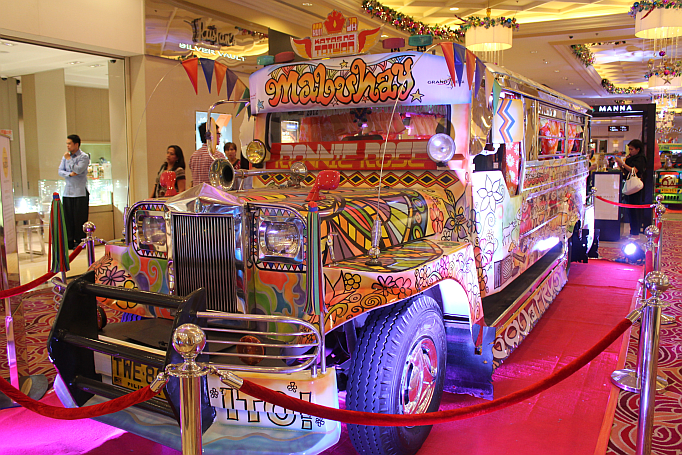 bunt bemalter bus in manila