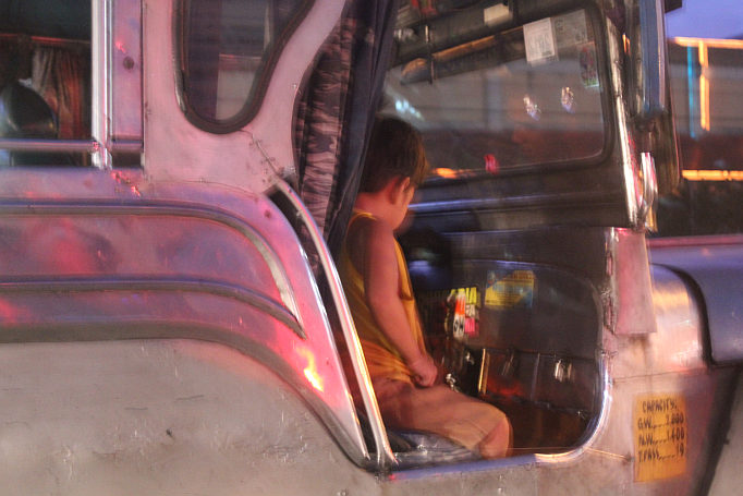 junge in auto in manila